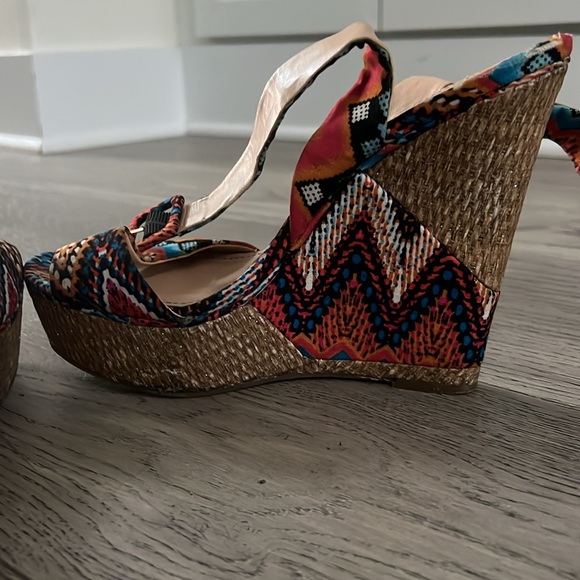 BCBG Multicolir patterned wedge heels - Picture 3 of 3